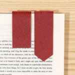 Marque Page Tissu au Design Vintage sur un livre sur fond beige