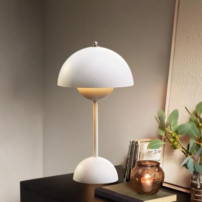 lampe chevet champignon blanche design posée sur un meuble