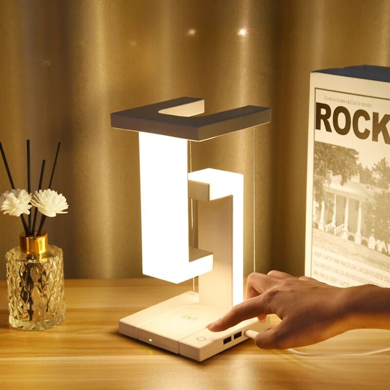 lampe chevet moderne chargeur sans fil posé sur un bureau